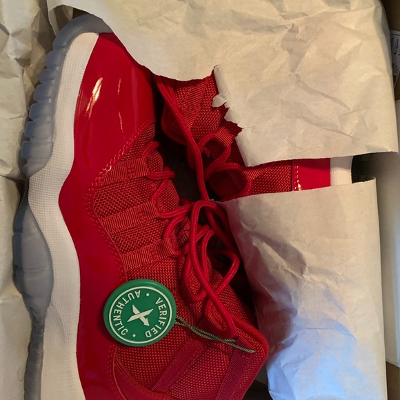 Jordan 11’s red and white 6.5 - Picture 2 of 6